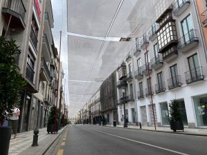 Entoldado urbano o pasacalles en Reyes Católicos (Granada)